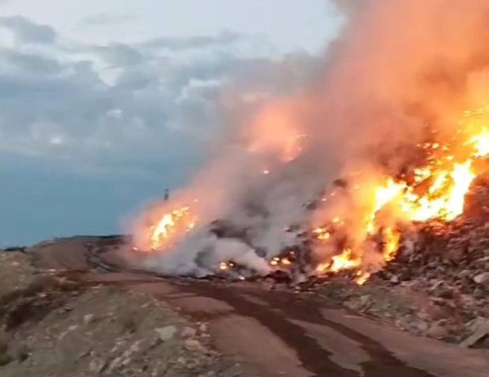 В Новороссийске горит мусорный полигон