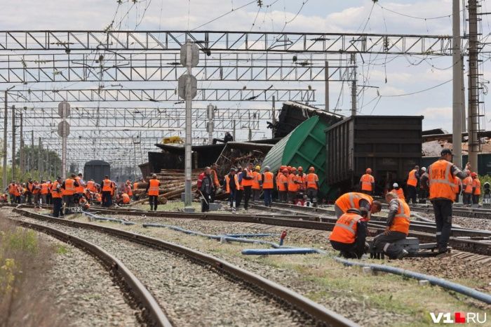 Вагоны грузового поезда сошли с рельсов в Волгоградской области