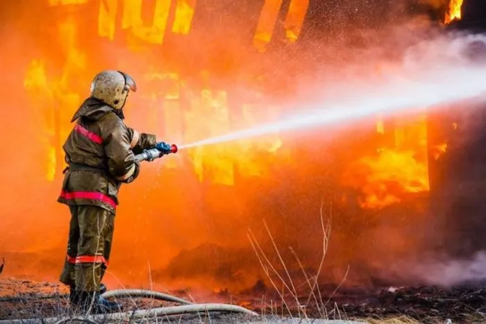 Резервуары с нефтепродуктами горят в Азове в результате атаки ВСУ