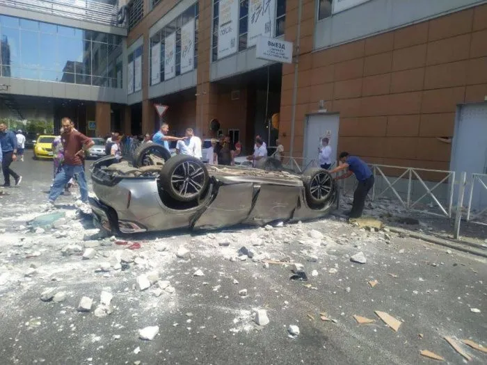 Три человека погибли после падения автомобиля с 3-го этажа ТРЦ в Краснодаре