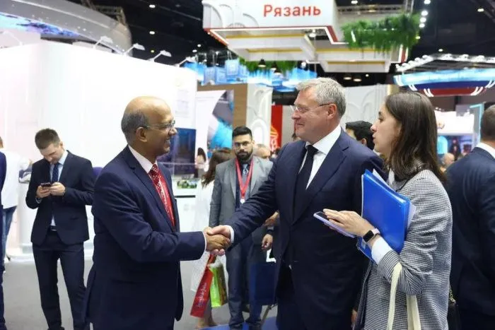 Губернатор Астраханской области провел в Петербурге переговоры с послом Индии